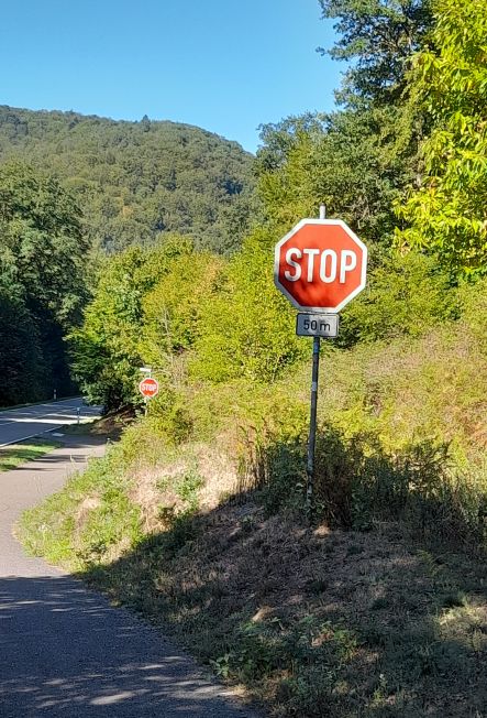 Stop in 50 Metern